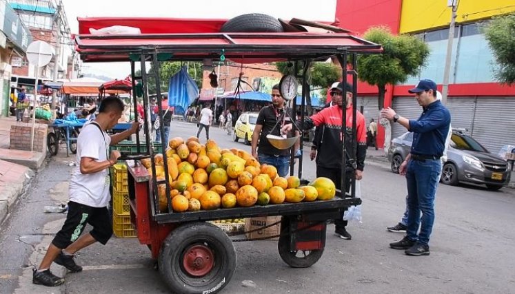 El secretario de Gobierno de Cúcuta, Miguel Castellanos, en un ejercicio de pedagogía con los informales/Foto cortesía