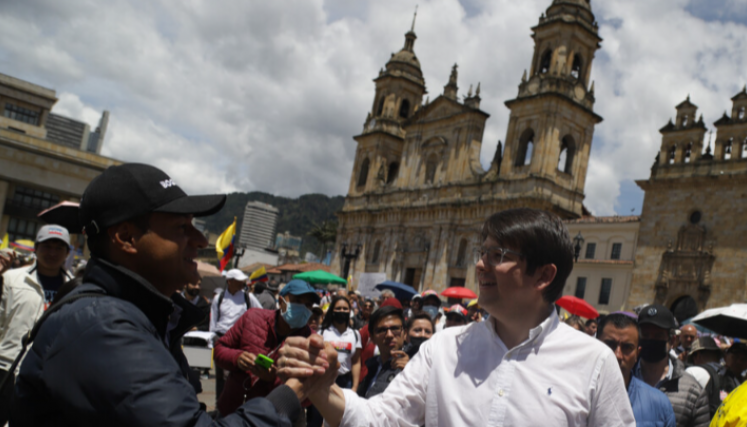Miguel Uribe en caminata política.