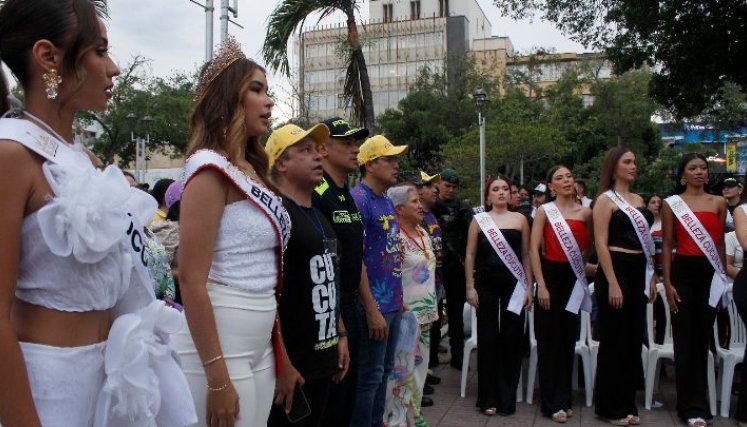 Las reinas populares de las distintas comunas de la ciudad hicieron su presentación en el parque Santander/ Foto Stefany Peñaloza