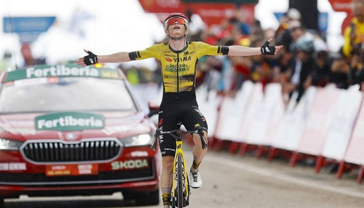 El ciclista Danes del (Visma) ganó su segunda etapa en la ronda y se acercó al liderato.   