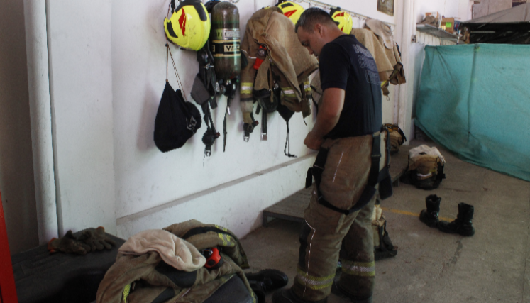 Bombero de Cúcuta alistandose para una emergencia. 