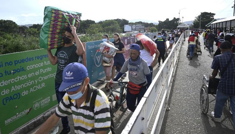 Caminantes puente simón bolívar