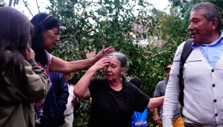 Doña Azucena quedó atrapada por un árbol que cayó sobre su casa en la vía  Bucaramanga-Cúcuta