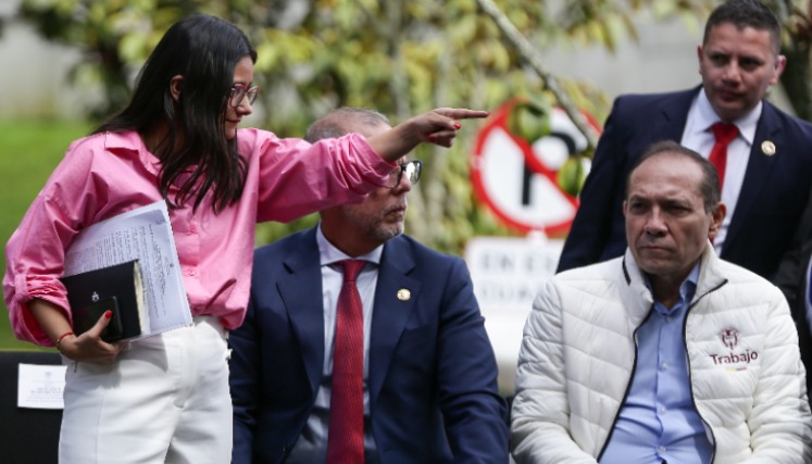 TRES MINISTROS SE VAN