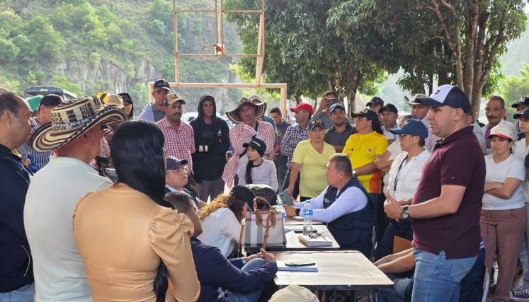 Ante la falta de entendimiento damnificados de la vereda El Tarrita bloquean la carretera Ocaña-Cúcuta.