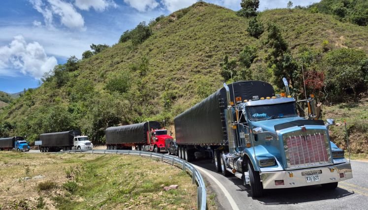 Ante la falta de entendimiento damnificados de la vereda El Tarrita bloquean la carretera Ocaña-Cúcuta.