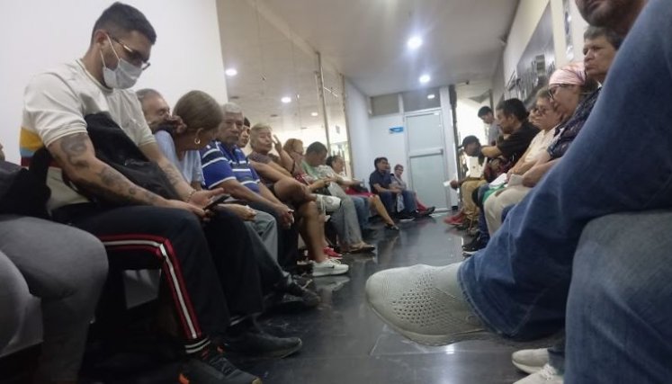 Usuarios de Nueva EPS en consulta de laboratorio clínico./Foto Orlando Carvajal