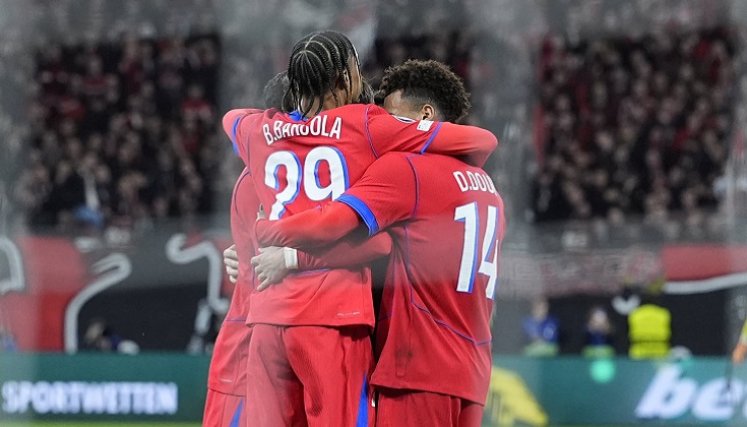 El París Saint Germain hizo valer su condición de campeón de Europa al golear al Byern Leverkusen, en terreno alemán.