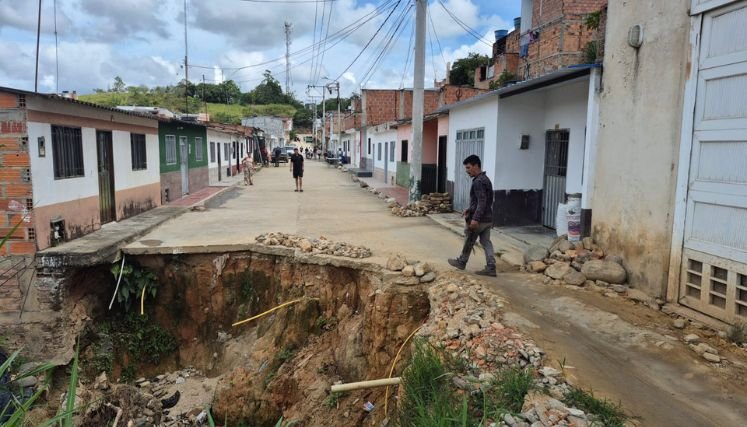  Moradores del asentamiento humano La Perla solicita la intervención urgente para conjurar la emergencia vial.