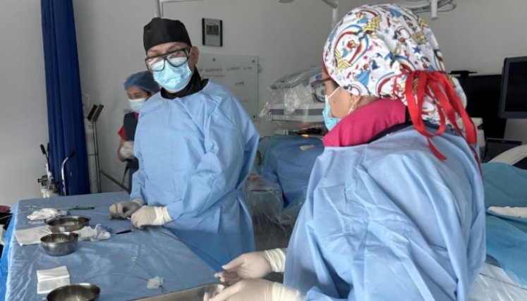 El doctor Alberto Moreno preparando una intervención de un paciente/Foto cortesía