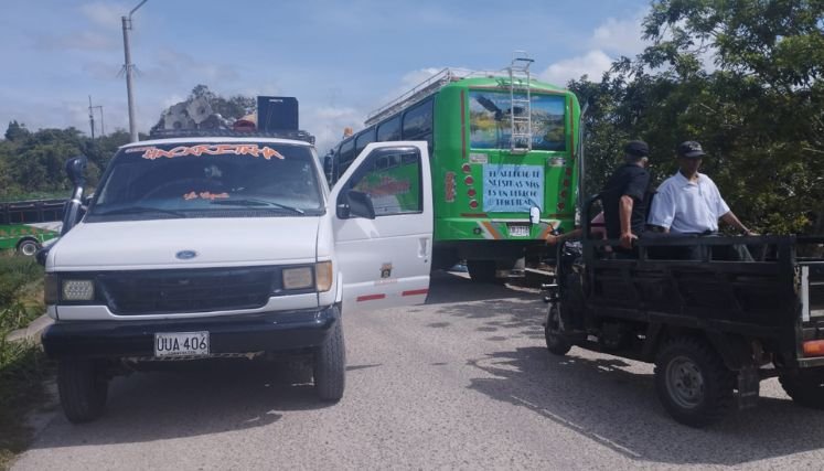 Campesinos y transportadores bloquean la carretera hacia La Playa de Belén debido a las pésimas condiciones de la arteria vial.