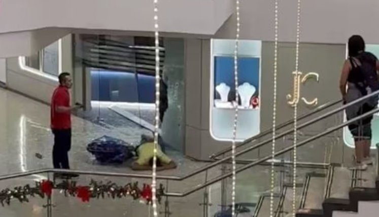 Pánico en centro comercial de Bucaramanga: videos muestran la balacera entre policías y ladrones