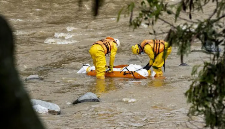 cuerpo de una mujer en el río Medellín