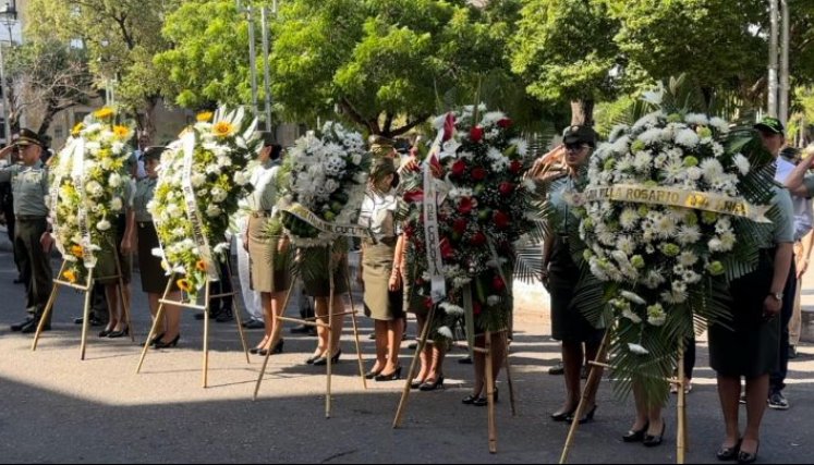 La Policía elevó ofrendas florales por los héroes caídos en servicio/Foto cortesía