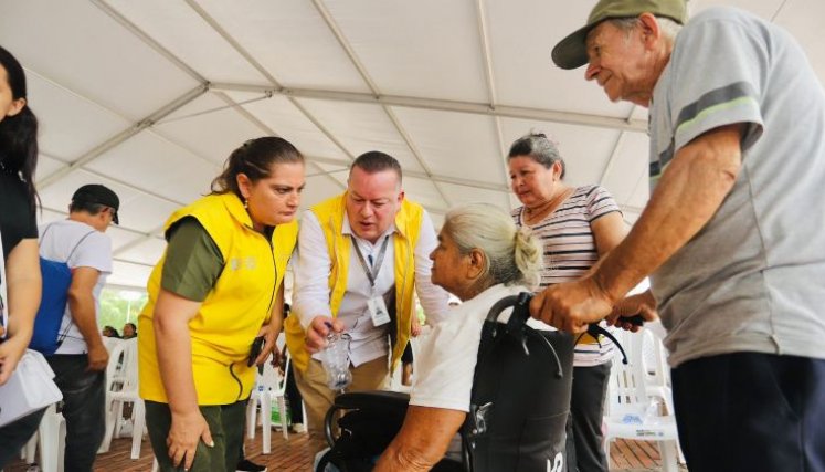 El subdirector de la Unidad Nacional de Víctimas, Fredy Orlando Quintero, dialoga aquí con una mujer víctima/Foto cortesía