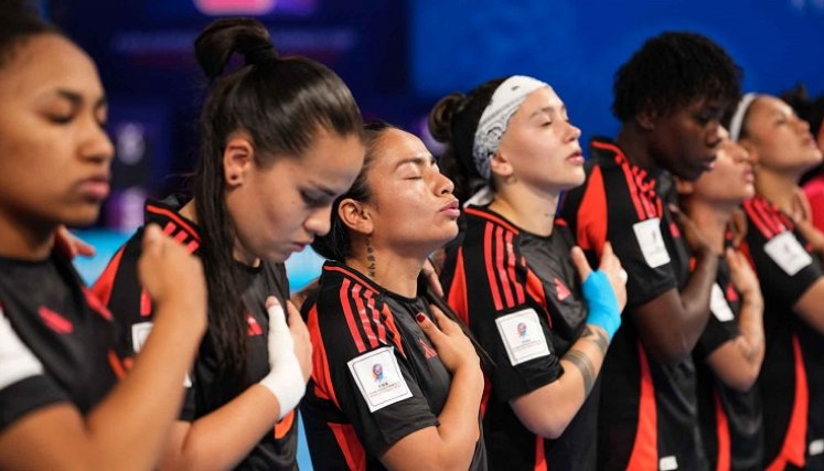 La selección Colombia de futsal no pasó de cuartos de final  al caer 4-1 ante Argentina.