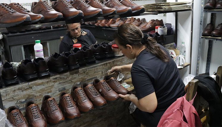 Calzado de la región. / Foto Carlos Ramírez-La Opinión
