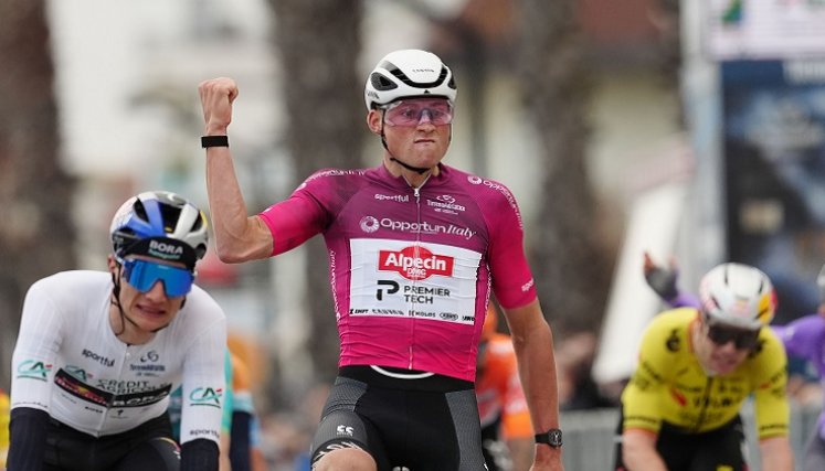 Mathieu van der Poel (Alpecin-Premier Tech) fue el más explosivo en el embalaje.