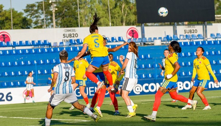 El seleccionado juvenil femenino de Colombia cerró con derrota el Sudamericano de Paraguay al ser goleada por Argentina el sábado.