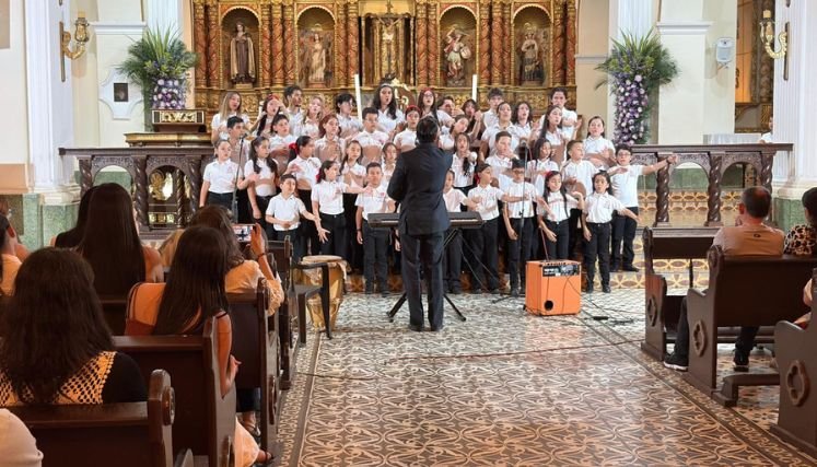 Los niños dan una lección a los grandes e invitan a un canto por la paz.