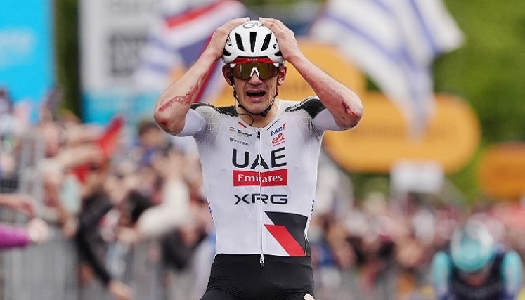 Igor Arrieta (UAE-Emirates) consiguió una heroica victoria en una lluviosa etapa en el Giro de Italia.