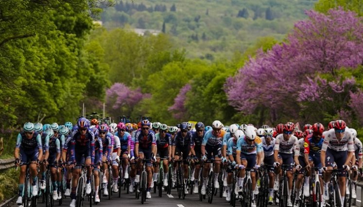 El Giro de Italia se reanuda con una etapa de montaña corta de 113 kilómetros, pero bastante dura.