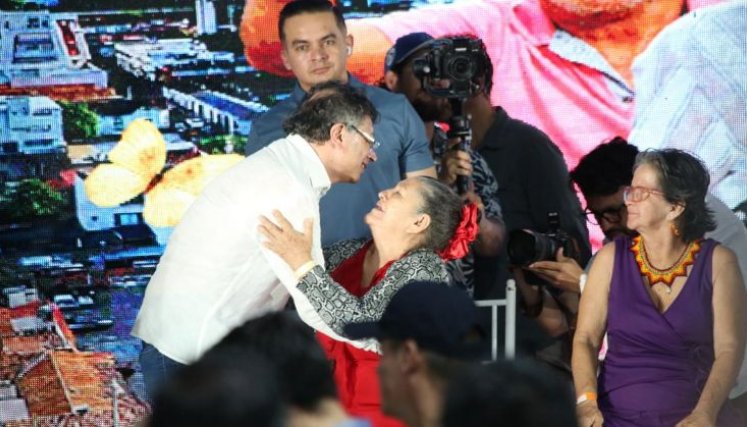 En el Encuentro de Economías para la Vida, el presidente Petro estrechó abrazos con abuelas que arribaron al SENA/Foto Carlos Ramírez