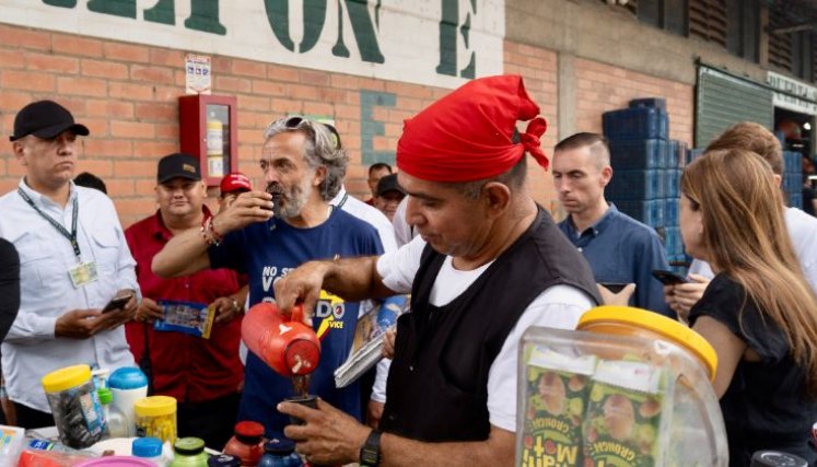 El candidato del Centro democrático a la vicepresidencia, Juan Daniel Oviedo, tomó tinto con los comerciantes de Cenabastos./Foto: Cortesía