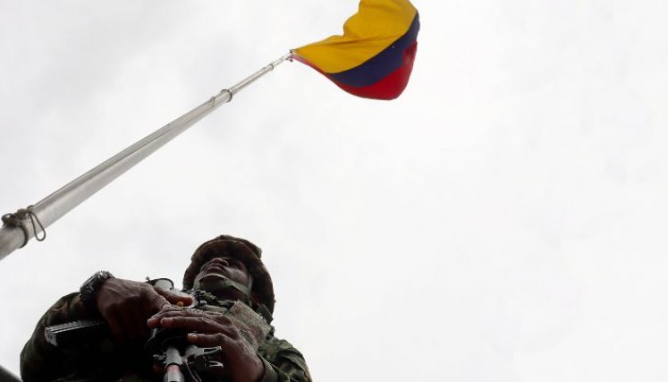 Soldado de la patria con el tricolor en alto./Foto Carlos Ramírez/La Opinión