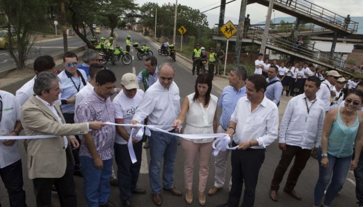 La fotografía corresponde a la inauguración de la avenida Panamericana, a cargo del Exministro Germán Vargas Lleras/Foto Archivo