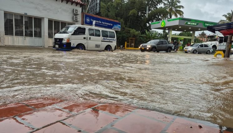 Las intensas lluvias no dan tregua y se presentan inundaciones en algunos barrios de Ocaña.