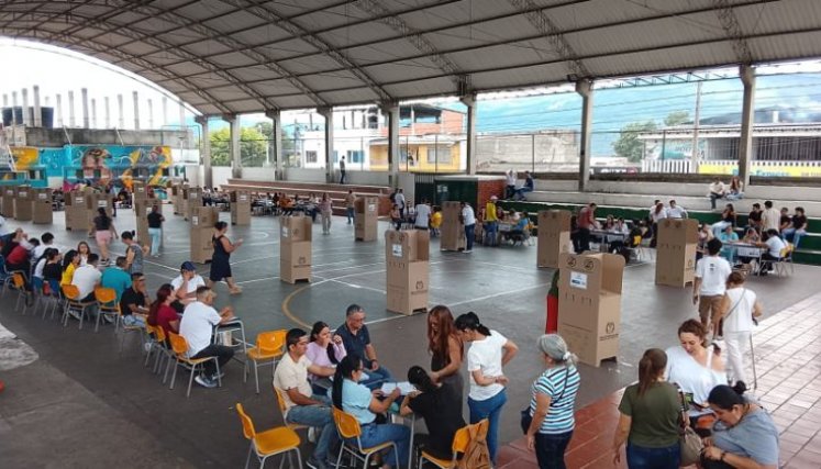 Los rosarienses salieron a votar desde muy temprano/Foto: Carlos Ramírez/La Opinión