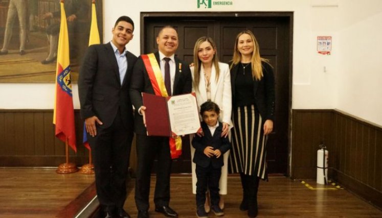 El neurocirujano Jessid Araque Puello con sus familiares en el Concejo de Bogotá./Foto: Cortesía