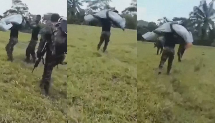 Soldado cargado por su compañero en Tibú