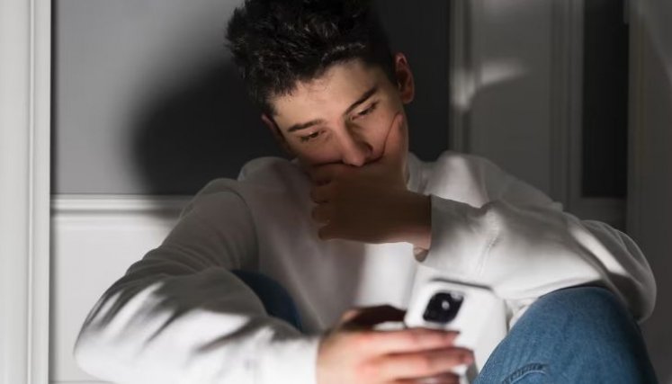 Expertos alertan por el impacto del uso excesivo del celular en la salud mental de los jóvenes
