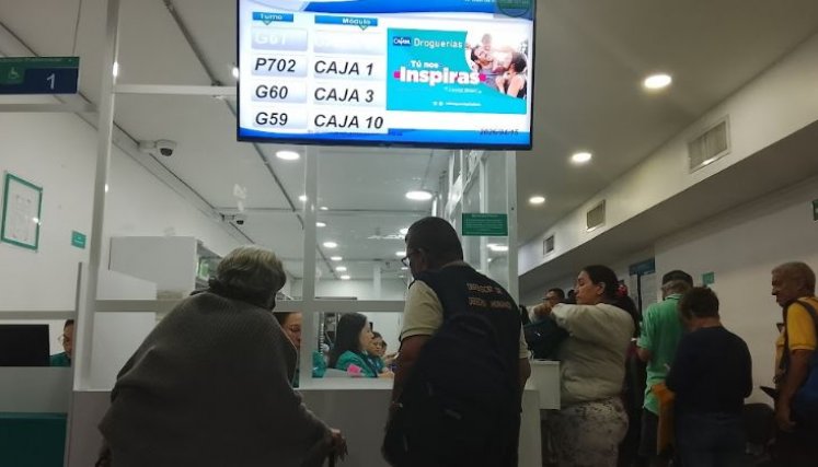 Aglomeraciones de usuarios en droguería Cafam para reclamar solo recibos de medicamentos pendientes/Foto Orlando Carvajal