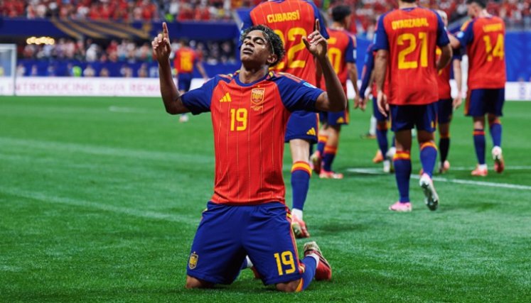 Lamine Yamal, no solo le abrió el camino del triunfo a su selección, sino que se convirtió en el segundo jugador más joven en la historia de marcar un gol en los mundiales.