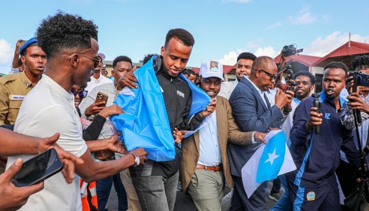 El árbitro somalí Omar Artan, que finalmente no podrá estar en el Mundial de Fútbol al prohibirle su entrada las autoridades de los Estados Unidos, será el encargado de dirigir la final de la Supercopa de Europa entre el PSG francés y el Aston Villa inglés, según anunció este jueves la UEFA.