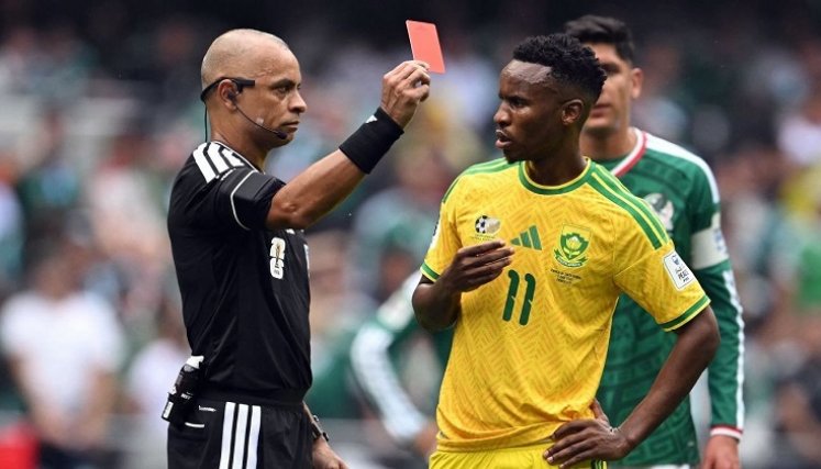 El centrocampista de los 'Bafana Bafana' Themba Zwane  que fue expulsado contra México, podría ser su debut y despedida si  Sudáfrica no avanza más allá de la fase de grupos.