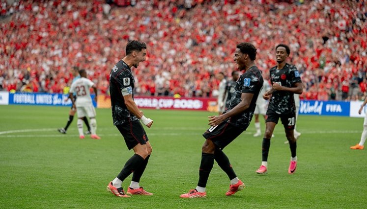 La selección de Canadá se dio un festín ante Catar que jugó con dos hombres menos, por expulsión.