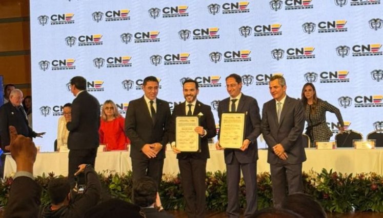 Abelardo de la Espriella recibe la credencial como presidente 