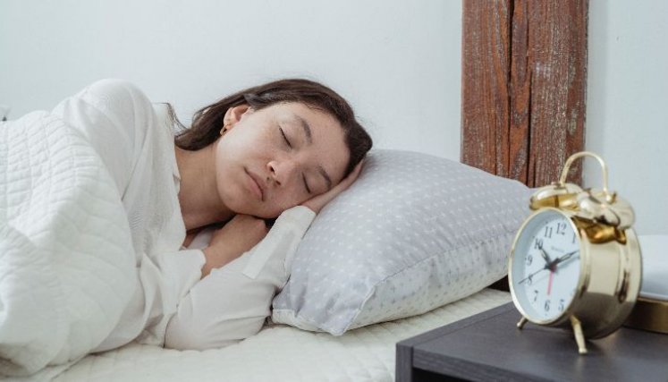 El peligro de trasnochar: descubren que una noche sin dormir altera equilibrio celular del cerebro