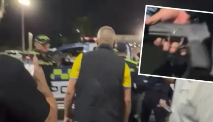 Escándalo en Plaza Mayor: incautan arma traumática a integrante de la campaña de De la Espriella; no tenía permiso