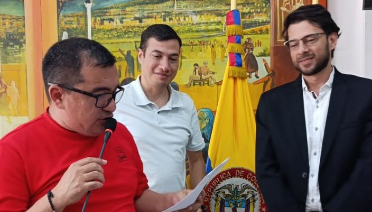 El presidente del Concejo, Edinson Contreras, posesiona en su curul al entrante concejal Edward Varón./Foto Cortesía