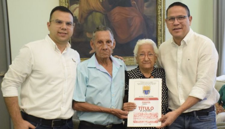El alcalde de Cúcuta, Jorge Acevedo entregó ayer títulos de propiedad a 22 familias de estratos populares de la ciudad, en un acto que se llevó a cabo en la sala de juntas de la Alcaldía