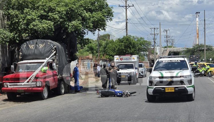 La víctima fatal murió en el lugar de los hechos, mientras que otra persona resultó herida y fue trasladada a un centro asistencial para recibir atención médica.