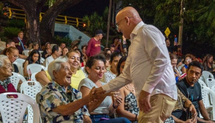 La interacción con la comunidad fue una impronta de Hugo Vergel con la comunidad/Foto: cortesía