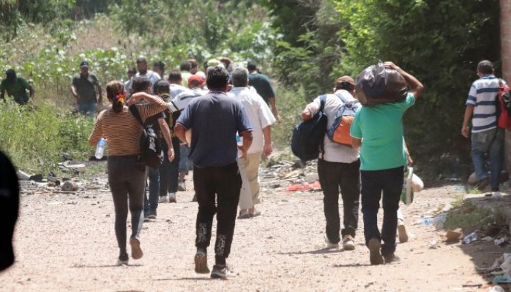 Muchos nacionales residentes en Venezuela vinieron a votar a Villa del Rosario por las trochas/Foto Carlos Ramírez/La Opinión