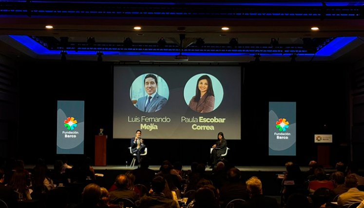 Los economistas Luis Fernando Mejía y Paula Escobar Correa durante un conversatorio, en la décima edición del Premio Antonio Restrepo Barco. /  Foto cortesía