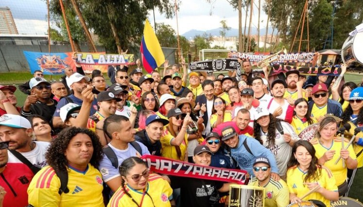 Más de 50 colectivos futboleros entregan la camiseta de Colombia a Cepeda
